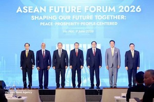 越南政府总理黎明兴与老挝总理宋赛·西潘敦、柬埔寨首相洪玛奈、泰国总理阿努廷·参威拉军以及东帝汶总理夏纳纳·古斯芒一同出席开幕式。
