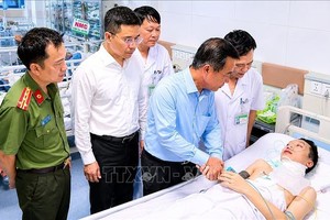 清化省省委书记黎德泰前往省全科医院探望并问候范玉庆中校。图：越通社