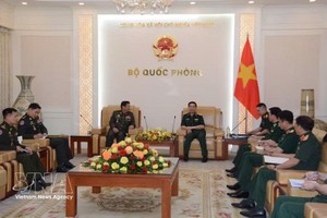 党中央政治局委员、政府副总理兼国防部部长潘文江大将会见柬埔寨国防部国务秘书布拉克·索万纳大将。