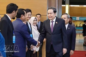 越南国会主席陈青敏会见前来出席2026年东盟未来论坛（AFF）框架内东盟城市领导人会议的东盟各城市领导人代表团。