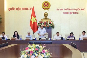 国会主席陈青敏在会上发表讲话。