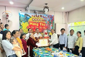 黄青仁同志率领代表团看望并向武氏梅老人祝寿。