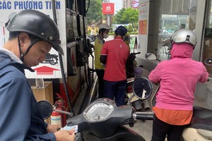 河内市民加注E10汽油。图片摄于6月11日中午(福厚)
