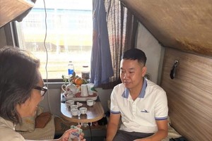 全部现金及相关证件已亲手交还到乘客手中。