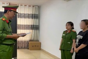 金瓯省公安厅调查警察机关宣读对N.T.M.N. 嫌犯 的暂拘令。图：金瓯省公安厅提供