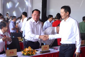 党中央委员、同奈市市委书记、市国会代表团团长武鸿文出席开工仪式。
