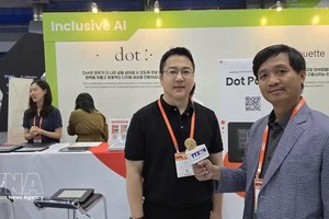 韩国触觉显示技术公司Dot Inc创始人兼首席执行官Eric Ju Yoon Kim接受越通社驻韩国记者的采访。