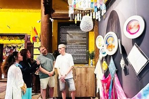 国际游客参观越南丝绸制品。图自《新河内报》