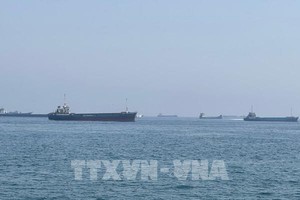 一运输船通过霍尔木兹海峡。