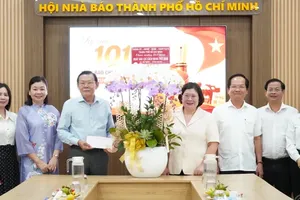 胡志明市市委副书记文氏白雪走访并祝贺胡志明市新闻工作者协会。