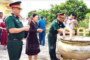 代表们在已故总理武文杰纪念区敬香。