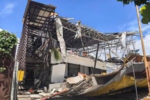 菲律宾将军桑托斯市一栋建筑在地震后遭到毁坏。图自新华社/越通社。