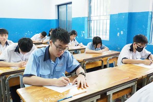 参加胡志明市2026-2027学年十年级入学考试的考生。
