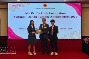 学生们向永旺1%俱乐部基金会代表赠送纪念品。