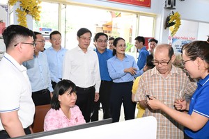 本市代表团在轿桥坊公共行政服务中心看望“数字夏季”队伍。图：越勇