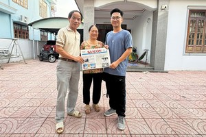 《西贡解放报》获送到每位党员的手中。