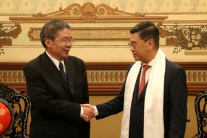 胡志明市人民议会副主席阮文勇接见中国西藏自治区人大常委会副主任许成仓。
