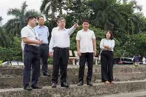 党中央委员、胡志明市市委副书记、市越南祖国阵线委员会主席阮福禄（左三）于2026年6月22日视察新东协坊文化体育中心地块。图：黄雄