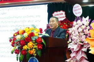 河内金融银行大学校董会主席裴春边副教授、科学博士在开班仪式上致辞。