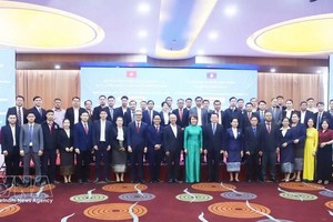 双方代表合影。