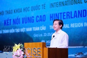 社会科学与人文大学校长黄英俊教授。