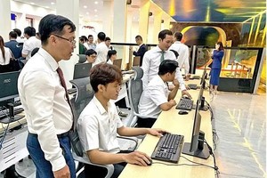 胡志明市交通运输大学的学生在新投入使用的高速铁路驾驶与运营模拟教室中学习。图片来自tuoitre.vn。 