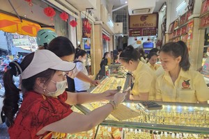 顾客在胡志明市平盛坊媚红金店选购黄金。