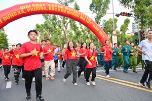 胡志明市：逾8000人参加响应防打毒品行动月的跑步活动。