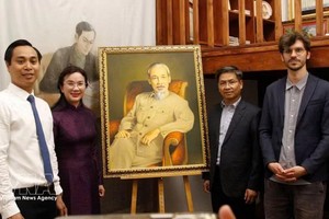 越南代表团与蒙罗公园历史博物馆馆长在馆内胡志明空间合影。