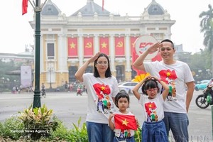 一家人合影留念，纪念越南南方解放日暨国家统一50周年。