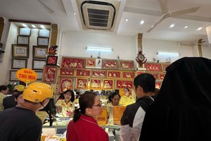 在媚红金店进行的黄金交易。