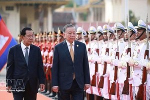 受柬埔寨国王诺罗敦·西哈莫尼的委托，2026年2月6日，柬埔寨人民党主席、参议院主席洪森亲王在金边主持仪式，欢迎越南党中央总书记苏林对柬埔寨进行的国事访问。
