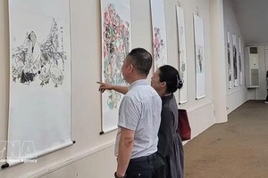 游客参观题为“山水同源，文明共生” 的漓江画派中国画精品东盟国家巡展（越南站）。