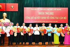 文氏白雪同志颁授决定并向干部赠送鲜花祝贺。图：越勇