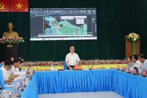 胡志明市市委副书记邓明通主持工作会议。