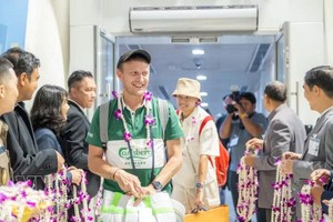 胡志明市至普吉岛航线上首批乘客。