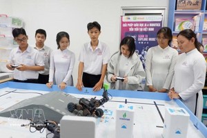 西宁省省新安高中学生在STEM教育实践实验室学习。