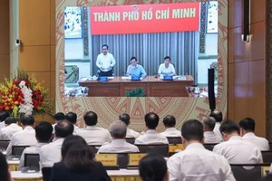 胡志明市人委会主席阮文得在会上作报告。图：越钟