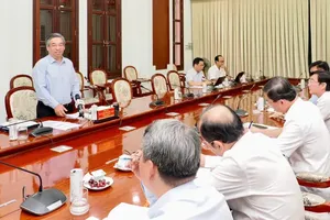 胡志明市市委副书记阮福禄在关于将多余的公共房屋、土地、办事处调配给医疗和教育部门的工作会议上发表讲话。图：黄雄