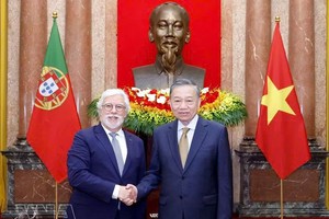 党中央总书记、国家主席苏林与葡萄牙大使。图自越通社