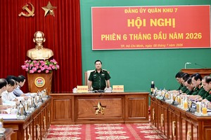 第七军区党委书记、政委陈荣玉中将在会上发表讲话。图：文明