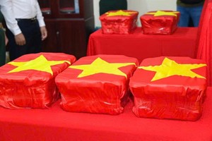 工作组成员将生物样本整齐地放入收纳箱。图:越通社发。