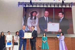 范长江大使向旅居斯洛伐克越南人协会委员会颁发越南祖国阵线中央委员会奖状。图：越通社发。