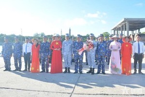 双方代表团合影。图自人民军报