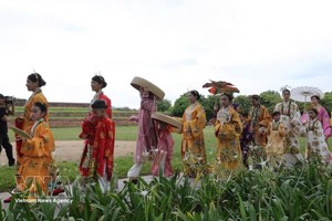 “百花巡游”展演活动汇聚了来自越南北中南三地1500余名演员及越南传统服饰爱好者共同参与巡游展演。图自越通社