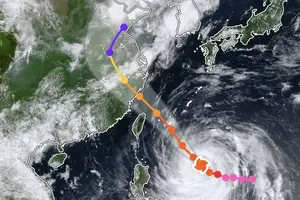 根据Zoom Earth在向日葵（Himawari）卫星云图背景下的图表显示，7月9日上午9时的“巴维”台风中心具体位置。截图