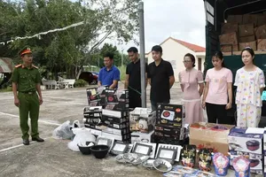 被捕的涉案嫌疑人及查获的赃物。英乐