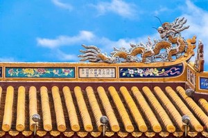 题写在午门屋顶边缘的诗作，属于顺化宫廷建筑上的诗文体系，已被联合国教科文组织列入《世界记忆文献遗产名录》。图自qdnd.vn