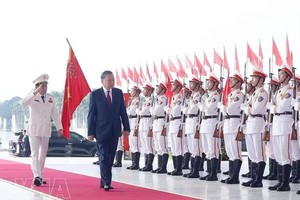 党中央总书记、国家主席苏林检阅人民公安仪仗队。图自越通社