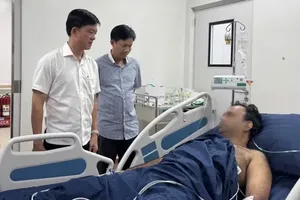 富国特区人委会主席陈明科看望正在富国太阳医院（Sun Hospital）接受治疗的快艇翻沉事故伤者。